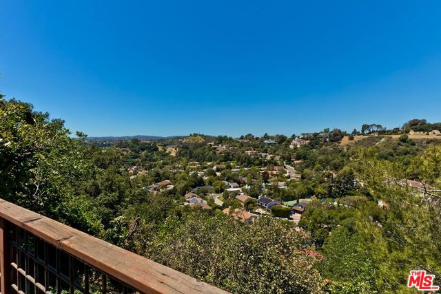 13490 Firth Drive, Beverly Hills CA: https://media.crmls.org/mediaz/44be4ddd-aba9-4509-a76a-c0426211831d.jpg
