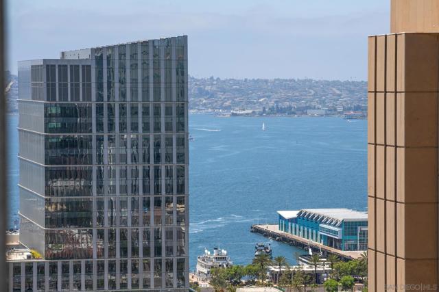 700 Front St, San Diego CA: https://media.crmls.org/mediaz/44beddec-5d43-4529-bf18-2db6213f8a75.jpg