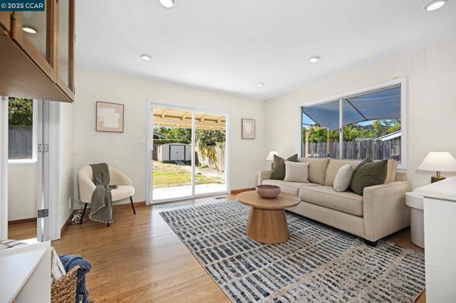 5 Dickenson Dr, Moraga CA: https://media.crmls.org/mediaz/44bf597e-a0f0-4f4e-a939-6faf894881c5.jpg