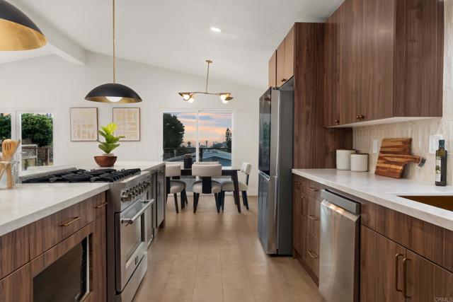 Detail Gallery Image 4 of 36 For 835 Cathy Ln, Cardiff By The Sea,  CA 92007 - 4 Beds | 2 Baths