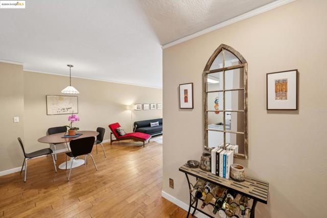 250 Whitmore St, Oakland CA: https://media.crmls.org/mediaz/44c0a9b9-1bf4-4290-84c8-070b1f5c4441.jpg