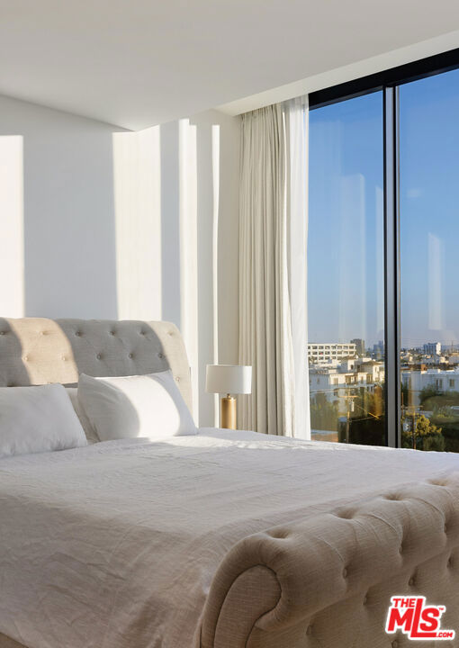 8899 Beverly Boulevard, Los Angeles CA: https://media.crmls.org/mediaz/44c11024-05d9-4bbb-824d-5d611595dd90.jpg
