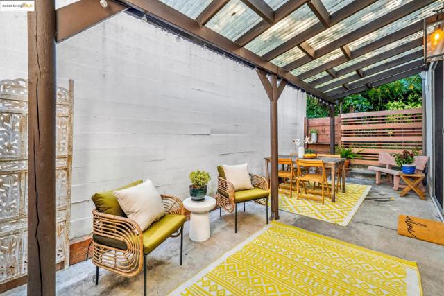 2760 Park Blvd, Oakland CA: https://media.crmls.org/mediaz/44c1ada2-33c2-42d5-8ea8-d1a1efd9a893.jpg