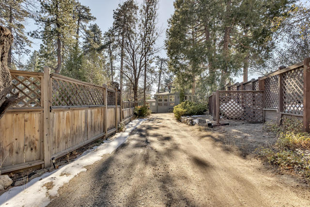 25585 Alderwood St Street, Idyllwild CA: https://media.crmls.org/mediaz/44c2a114-253f-4dec-bc0a-8de473070079.jpg