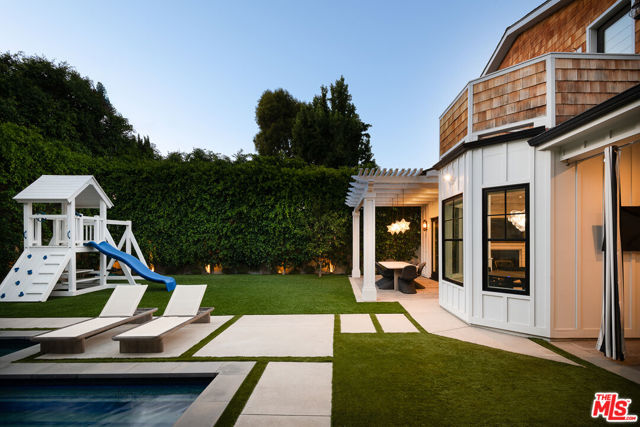 4117 Dixie Canyon Avenue, Sherman Oaks CA: https://media.crmls.org/mediaz/44c2bd29-d725-4593-bf33-749d6afb12e6.jpg