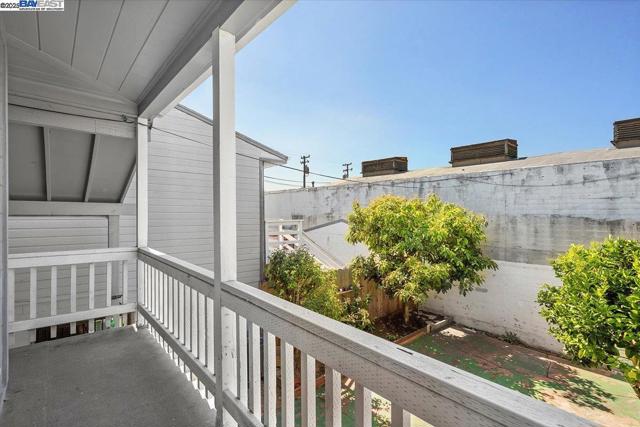 1539 International Blvd, Oakland CA: https://media.crmls.org/mediaz/44c2e45c-3f3d-416a-8227-5d77d40d548d.jpg