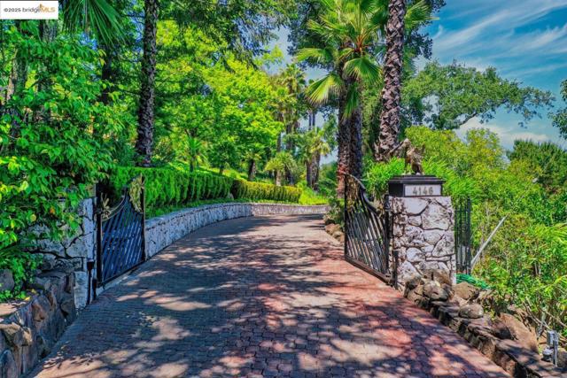 4146 Canyon Rd, Lafayette CA: https://media.crmls.org/mediaz/44c367f1-d579-4bbe-ab8e-edd1e6205fc4.jpg