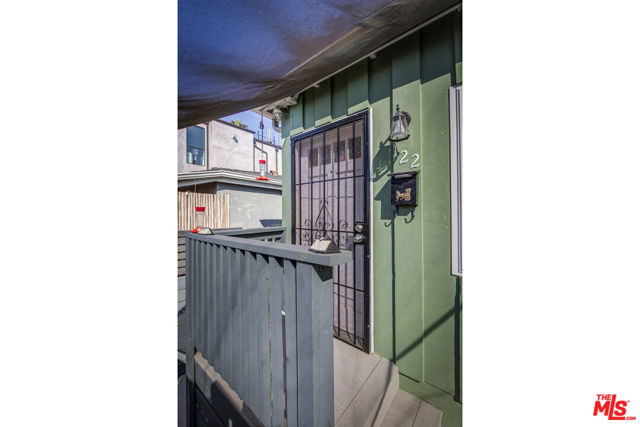 122 Thornton Place, Venice CA: https://media.crmls.org/mediaz/44c413d3-a099-4197-90e6-41032e2bd9d1.jpg