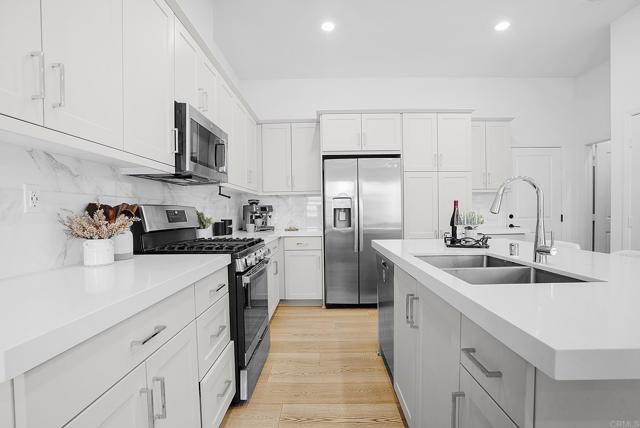 Detail Gallery Image 11 of 39 For 2040 Bluestone Cir, Chula Vista,  CA 91913 - 3 Beds | 2/1 Baths