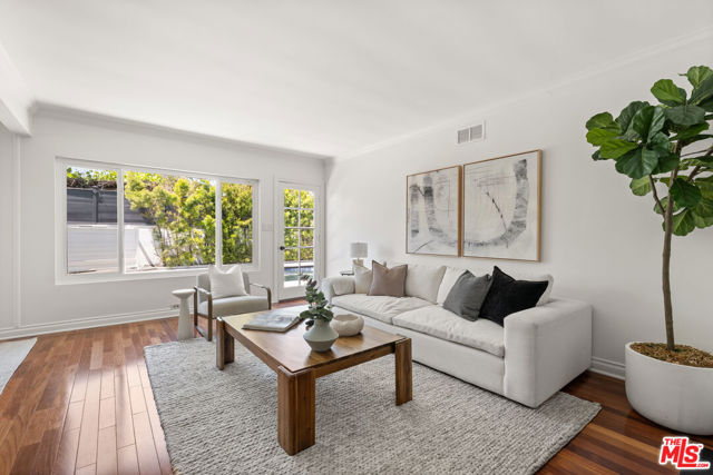 7363 W 87th Place, Los Angeles CA: https://media.crmls.org/mediaz/44c61a97-28ec-4769-9152-597061fc96a1.jpg