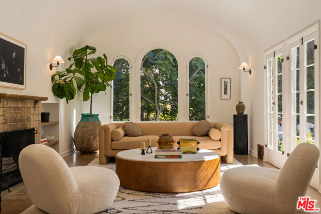 6026 Graciosa Drive, Los Angeles CA: https://media.crmls.org/mediaz/44c631eb-12c4-48a9-9cd7-5f4d25cea615.jpg