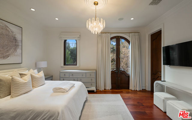 1021 N Crescent Drive, Beverly Hills CA: https://media.crmls.org/mediaz/44c6446a-c59c-4b4a-880a-920af67f21a3.jpg