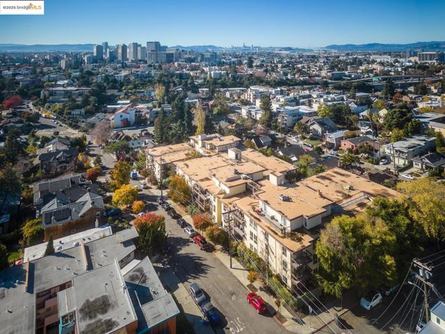 555 Jean St, Oakland CA: https://media.crmls.org/mediaz/44c71ef7-aff1-4887-9ee2-6f4e7939644c.jpg