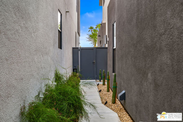 482 Paragon Loop, Palm Springs CA: https://media.crmls.org/mediaz/44c7265d-80a4-4fb5-b639-f24e3fe09201.jpg