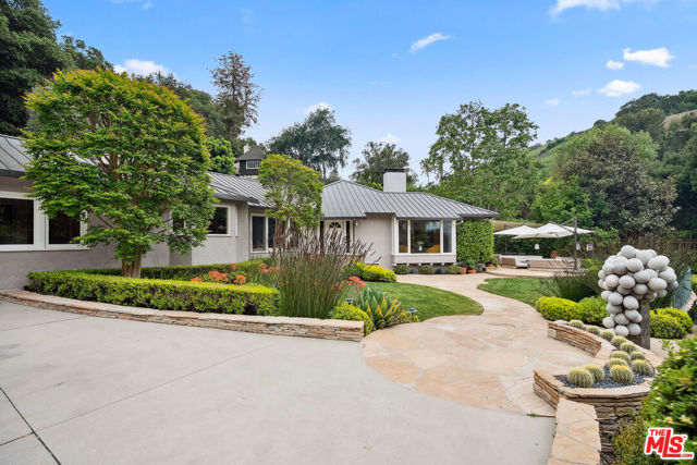 3818 Hollyline Avenue, Sherman Oaks CA: https://media.crmls.org/mediaz/44c768df-782e-4797-90b8-a4448cfb3222.jpg