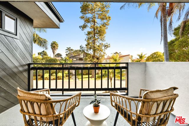 8105 Buena Fortuna Street, Carpinteria CA: https://media.crmls.org/mediaz/44c79f6e-101f-4721-a058-014211afe498.jpg