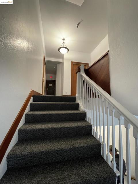 290 Park View Terrace, Oakland CA: https://media.crmls.org/mediaz/44c8555d-3e9a-40b4-ab73-f0f86dfa9740.jpg