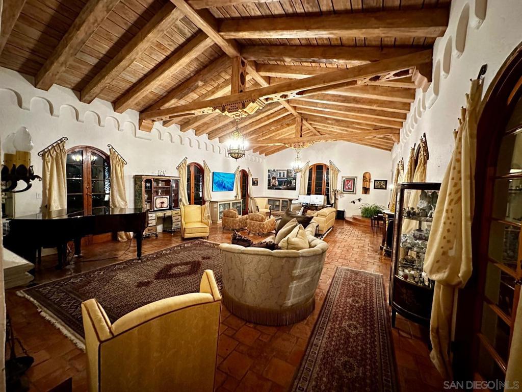 https://media.crmls.org/mediaz/44c98417-7bd8-403b-9051-21bc39e32629.jpg?preset=X-Large