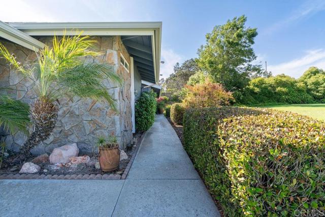 1302 El Corral Lane, San Marcos CA: https://media.crmls.org/mediaz/44c9e3af-ceb5-44d1-876f-7df56d4edb99.jpg