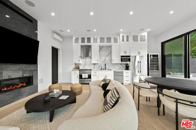 3140 Coldwater Canyon, Studio City CA: https://media.crmls.org/mediaz/44cca7bb-8fce-416e-ab33-f205c44ef93f.jpg