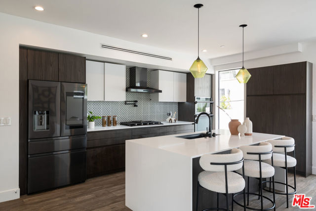 6871 Fountain Avenue, Los Angeles CA: https://media.crmls.org/mediaz/44ccbd44-9b79-44dd-98fc-938e8301003e.jpg