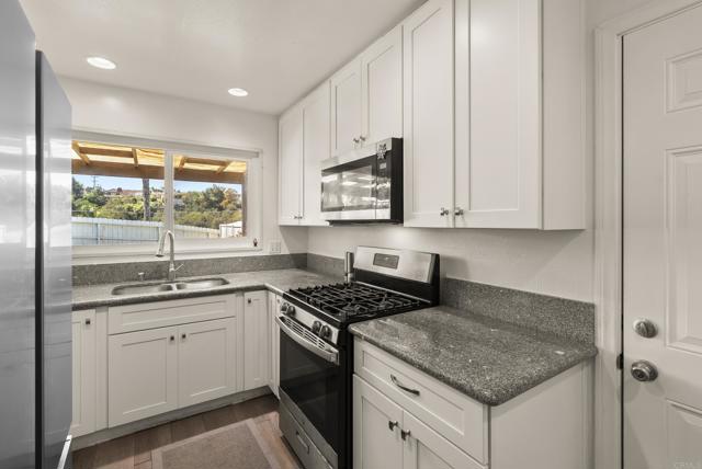 Detail Gallery Image 12 of 29 For 4657 Chateau Pl, San Diego,  CA 92117 - 3 Beds | 1 Baths