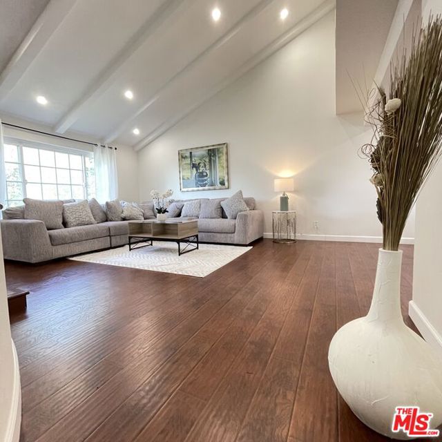 11158 Newcastle Avenue, Granada Hills CA: https://media.crmls.org/mediaz/44cd6acd-dbb6-43ad-b893-1ef57c622e71.jpg