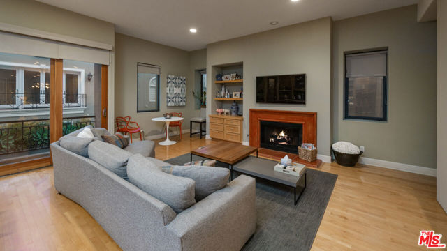 4115 Roma Court, Marina del Rey CA: https://media.crmls.org/mediaz/44ce6c61-8859-49ac-9948-60e25516a247.jpg