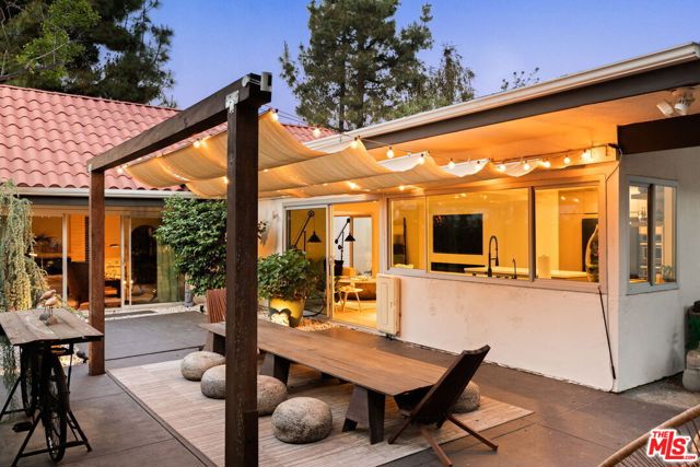 4101 Tarrybrae Terrace, Tarzana CA: https://media.crmls.org/mediaz/44cf73f7-71cc-4fa4-b219-dce646854a2d.jpg