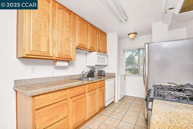 1255 Lakeview Cir, Pittsburg CA: https://media.crmls.org/mediaz/44cf9e56-d531-40e6-9ff0-7adcfb59cf0e.jpg