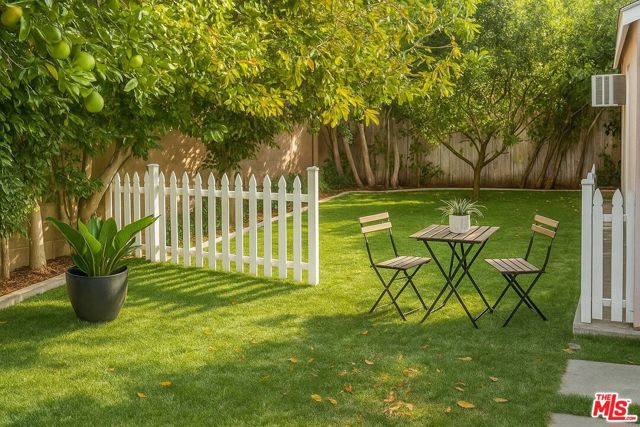 928 N Genesee Avenue, West Hollywood CA: https://media.crmls.org/mediaz/44cff083-dcc6-499e-a79a-1e34527623ed.jpg