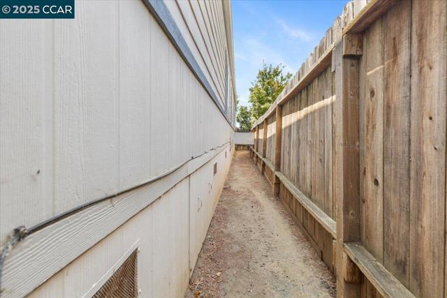 193 Maureen Cir, Bay Point CA: https://media.crmls.org/mediaz/44d12cb2-f9fc-45c0-8377-33b4cef8fe05.jpg