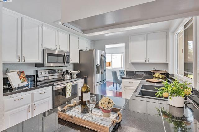 4243 Nerissa Cir, Fremont CA: https://media.crmls.org/mediaz/44d2007d-d65b-4f9d-bb0b-d78ce9458224.jpg