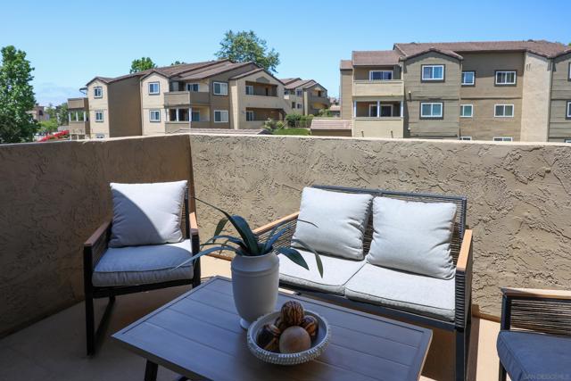 5033 Los Morros Way, Oceanside CA: https://media.crmls.org/mediaz/44d24464-35e0-4962-adf1-0d86b863e5b9.jpg