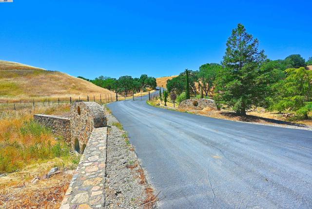5625 Greenville Rd, Livermore CA: https://media.crmls.org/mediaz/44d2abd2-bc61-4a55-bb26-b7a12bc75405.jpg