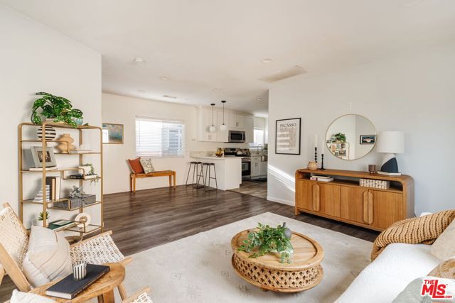 4427 Alumni Avenue, Los Angeles CA: https://media.crmls.org/mediaz/44d2e48f-c182-4d75-acfc-89f06d952d97.jpg