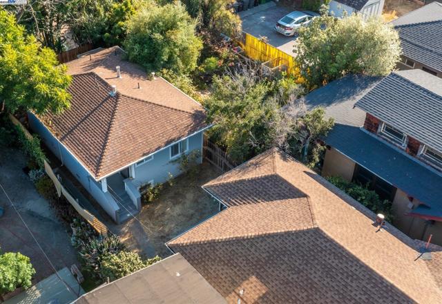 835 Apgar St, Oakland CA: https://media.crmls.org/mediaz/44d2edd9-9589-4d45-b8ad-0c4109b1bbac.jpg