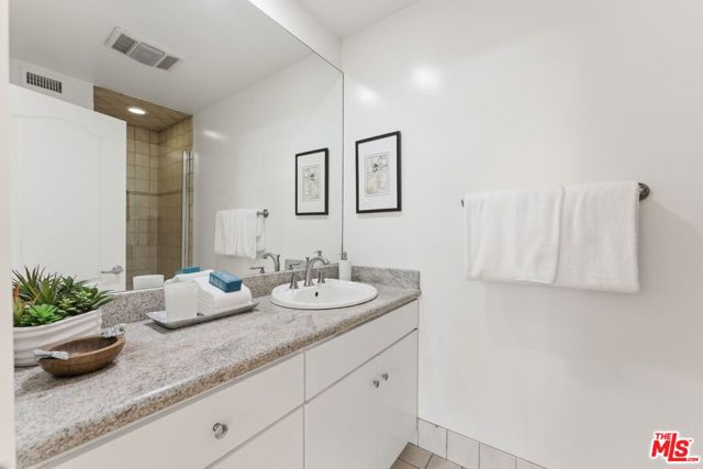 446 San Vicente Boulevard, 106 photo 18