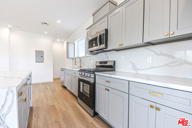 1923 Carmona Avenue, Los Angeles CA: https://media.crmls.org/mediaz/44d3615d-43b3-4d45-8c58-05d139fa107b.jpg