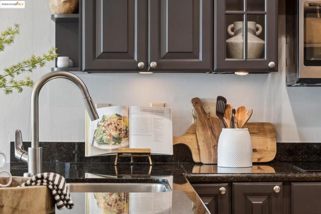 93 Thousand Oaks St, Oakland CA: https://media.crmls.org/mediaz/44d385fd-d3d3-434c-9f31-c293dc9516a8.jpg