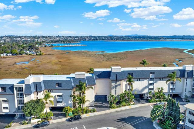 4015 Crown Point Dr, San Diego CA: https://media.crmls.org/mediaz/44d3b9dc-da05-4ff7-b741-8c0b5a7ba002.jpg