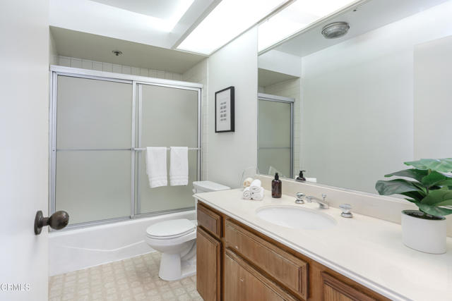 Detail Gallery Image 5 of 15 For 222 S Central Ave #101,  Los Angeles,  CA 90012 - 2 Beds | 2 Baths