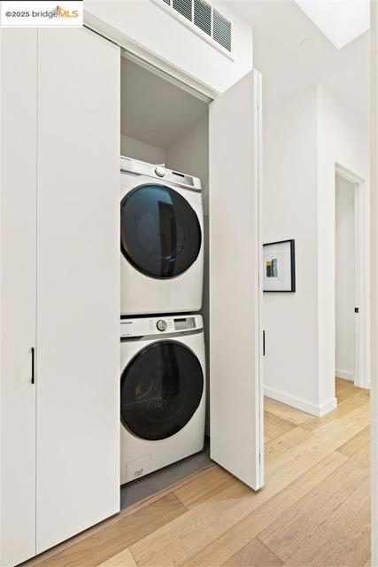 3317 Harrison St, Oakland CA: https://media.crmls.org/mediaz/44d4e037-ca2f-43bb-91f5-8a9bd9849417.jpg