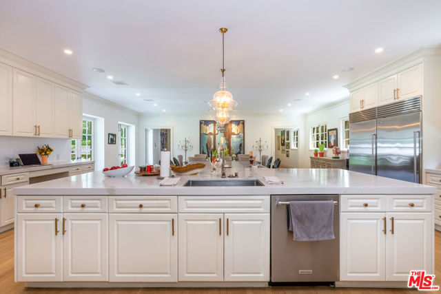400 S Hudson Avenue, Los Angeles CA: https://media.crmls.org/mediaz/44d549a4-2c06-4d4f-9c10-6813ee506426.jpg