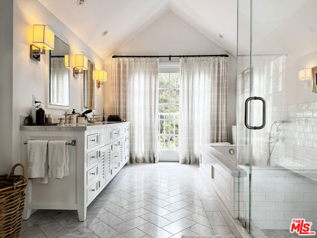 2121 Trently Lane,  CA: https://media.crmls.org/mediaz/44d63e64-cd52-40f1-83d3-8f8b37c1ba8a.jpg