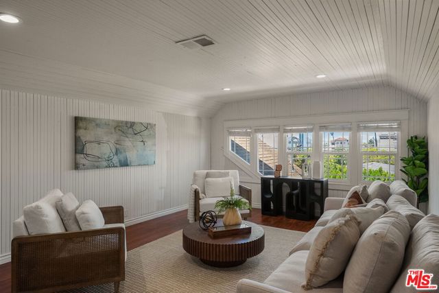 251 S Ardmore Avenue, Los Angeles CA: https://media.crmls.org/mediaz/44d680eb-4fc8-41b8-8617-be3fa738b92f.jpg