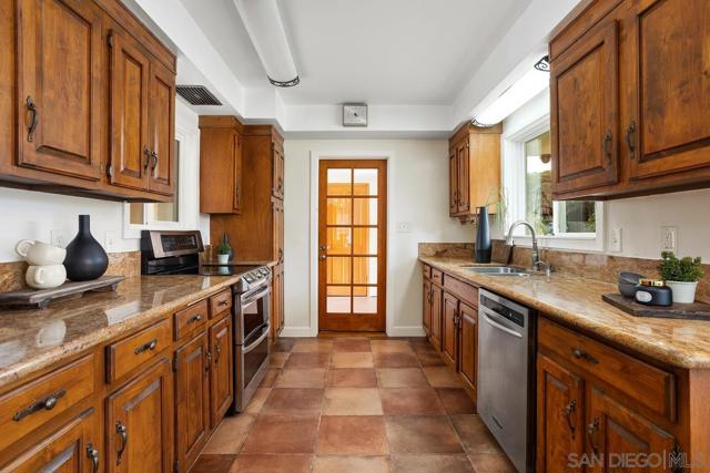 6307 Via Maria, La Jolla CA: https://media.crmls.org/mediaz/44d7070d-d309-4c1f-aa61-1f6c4d074213.jpg