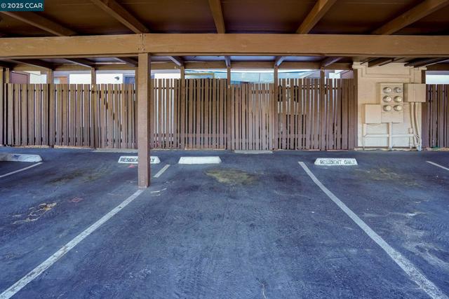5475 Roundtree Pl, Concord CA: https://media.crmls.org/mediaz/44d71bb5-e4cd-4334-b20f-c57b6f2a954d.jpg