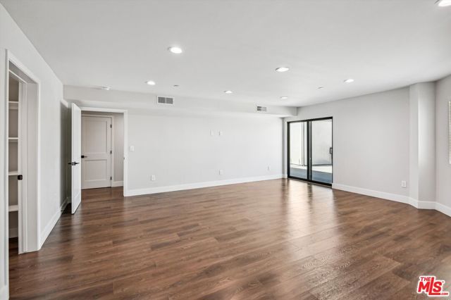 819 E La Palma Drive, Inglewood CA: https://media.crmls.org/mediaz/44d7549c-e7d6-4687-882f-a9c02784bce3.jpg