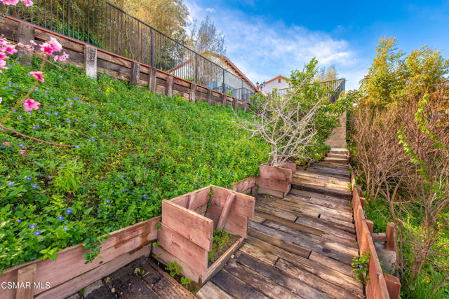 5076 Escobedo Drive, Woodland Hills CA: https://media.crmls.org/mediaz/44d76118-3427-442e-9301-36eed5b414b8.jpg